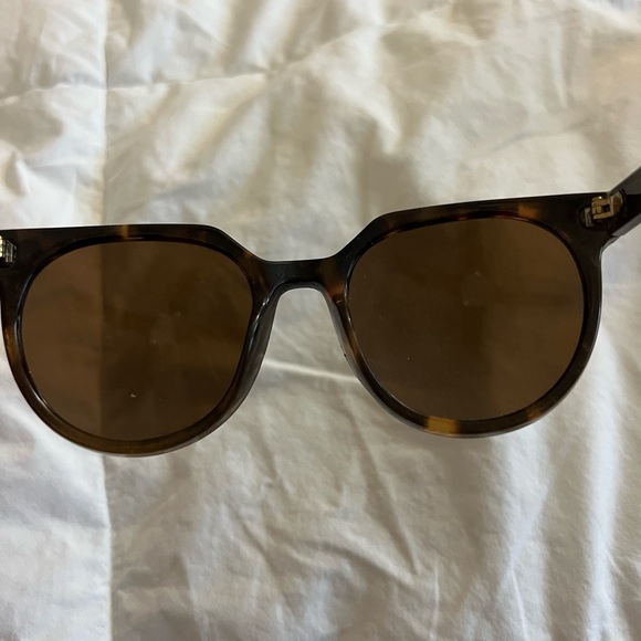 Stylish Tortoise Shell Sunglasses - Picture 3 of 3